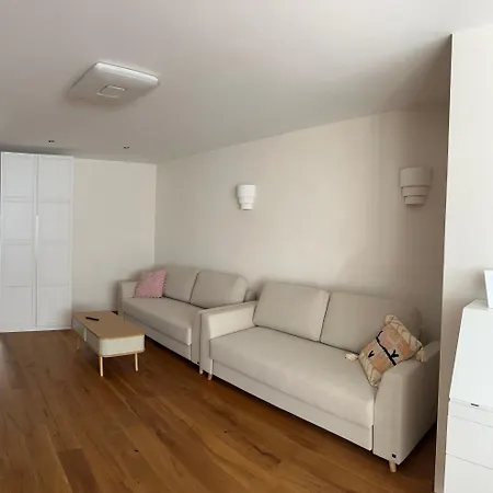 Apartmán Schoene 2-zimmer-souterrainwohnung Mit Terrasse