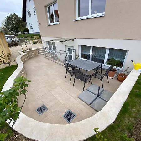 Schoene 2-zimmer-souterrainwohnung Mit Terrasse Apartament *