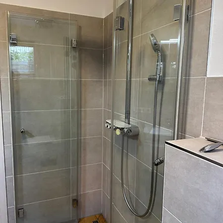 Apartament Schoene 2-zimmer-souterrainwohnung Mit Terrasse *