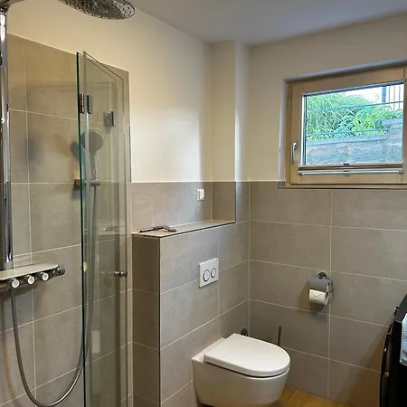 Schoene 2-zimmer-souterrainwohnung Mit Terrasse Apartament