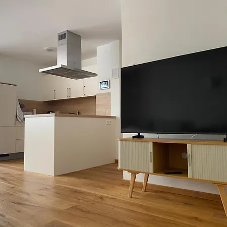 Schoene 2-zimmer-souterrainwohnung Mit Terrasse
