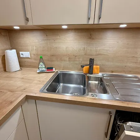 Schoene 2-zimmer-souterrainwohnung Mit Terrasse *