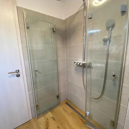 Schoene 2-zimmer-souterrainwohnung Mit Terrasse Apartmán
