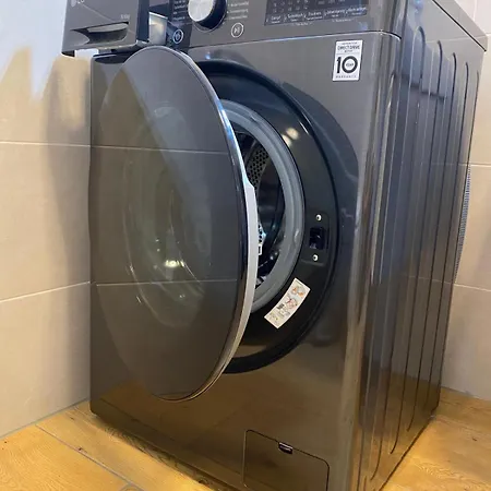 Schoene 2-zimmer-souterrainwohnung Mit Terrasse Apartmán *